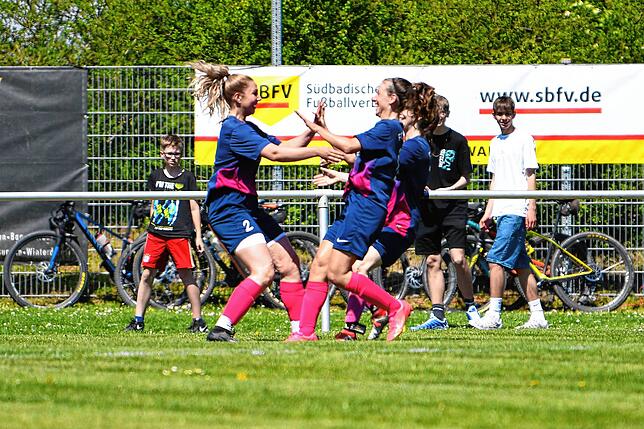 Bild 11: Die Damen des FC Wolterdingen holen den Bezirkspokal. Die Bildergalerie vom Finale gibt es hier.
