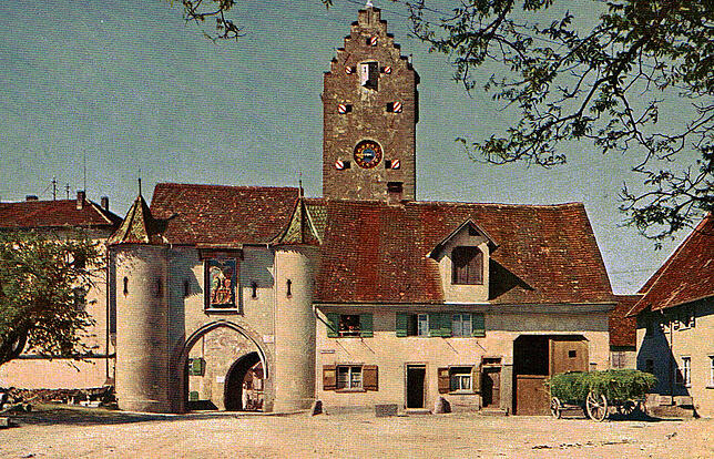 Das 1505 erbaute Obere Tor mit Doppeltoranlange war mit Anwesen und Stallung des Steinmetzmeisters Josef Bräg verbunden, das wegen einer ...