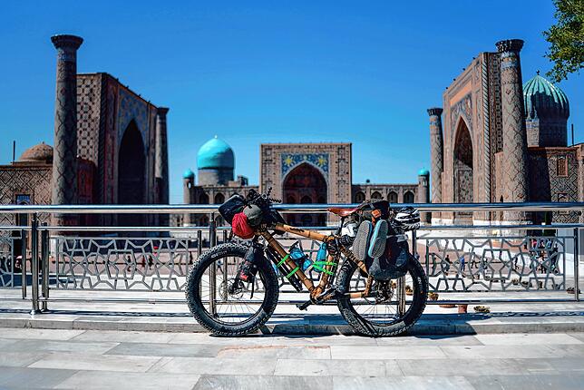 Faszinierende Bauwerke entlang der Seidenstraße in Usbekistan: Nicht selten war Thomas Schenkers Fatbike aber die Attraktion schlechthin.