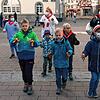 Auf den Spuren der Fasnacht: Sabine Buhl und Nicole Bohner (hinten v.l.) nehmen Radolfzeller Kinder mit auf eine närrisch kleppernde ...