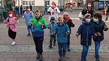 Auf den Spuren der Fasnacht: Sabine Buhl und Nicole Bohner (hinten v.l.) nehmen Radolfzeller Kinder mit auf eine närrisch kleppernde ...
