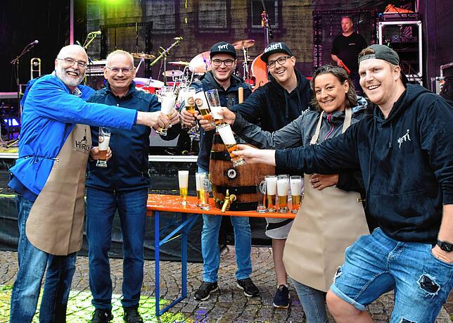 Nach dem Faßanstich von links: Rainer Stolz (Bürgermeister), Jürgen Koterzyna (Narrenrichter), Torben Müller (Yetis), Florian Kempter ...