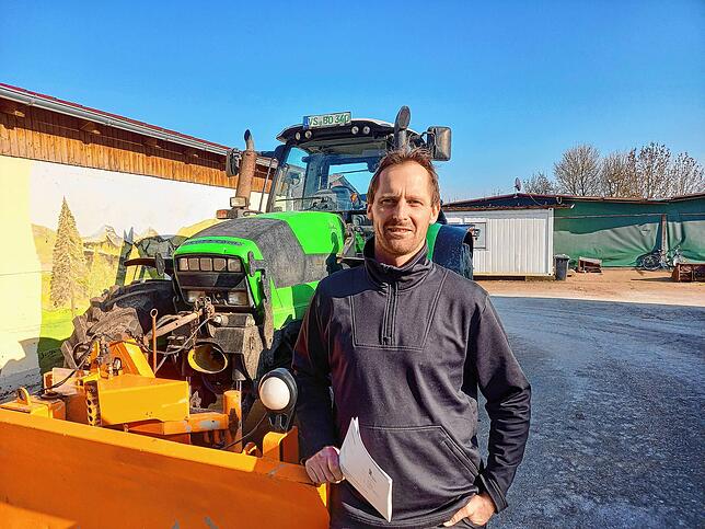 Patrick Bossert, Landwirt, vor einem seiner Fahrzeuge. Erst kürzlich musste er die Kfz-Steuer-Befreiung für einen Anhänger beantragen.