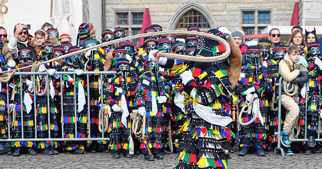 Bild 4: Große und kleine Hänsele ließen die Karbatschen in Überlingen knallen