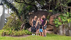 Dina und Stefan Regniet mit ihren Kindern Lenn und Juna sowie Dinas Mutter Duschka Lehmann vor ihrem Haus in Südafrika.