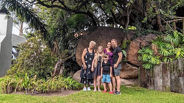 Dina und Stefan Regniet mit ihren Kindern Lenn und Juna sowie Dinas Mutter Duschka Lehmann vor ihrem Haus in Südafrika.