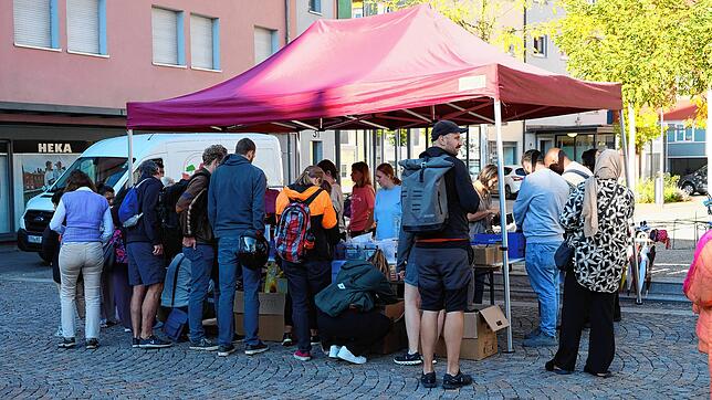 Schon morgens um 9 Uhr interessieren sich zahlreiche Besucher für die angebotenen Fundsachen. Am Ende kommen mehr als 1500 Euro für den ...