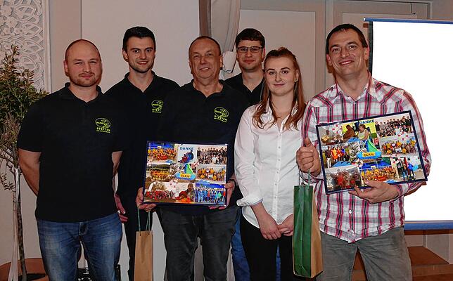 Mit Geschenken überraschten Stephan Hartmann, Marc Oßwald, Tobias Steinhard und Jessica Ohnsorg (von links) den Vorsitzenden Bernhard ...