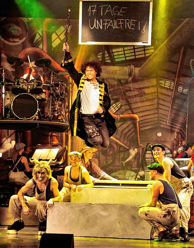 Tommy Tailor, die Hauptfigur des Musicals, in seiner Traumfabrik.