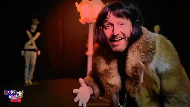 Gitte (Stephan Vatter) tanzt im Fuchspelz um die Laterne.