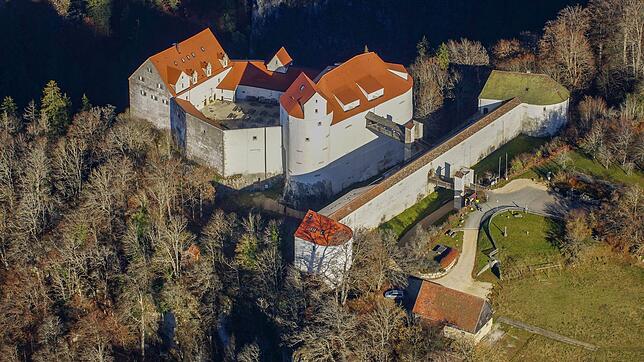 Hoch über dem idyllischen Oberen Donautal liegt die Burg Wildenstein. Sie ist Ausgangspunkt für viele Wanderer und ein beliebtes ...