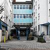 Der Eingangsbereich des ehemaligen Krankenhauses auf der Mettnau. Die Zukunft des Gebäudekomplexes ist nach wie vor ungewiss. Der ...