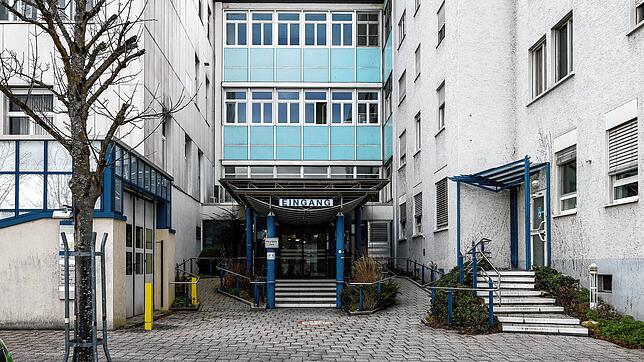 Der Eingangsbereich des ehemaligen Krankenhauses auf der Mettnau. Die Zukunft des Gebäudekomplexes ist nach wie vor ungewiss. Der ...
