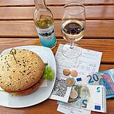 Richtig lecker: Bodenseefisch-Burger und Weißwein.