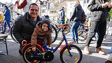 Der kleine Matheo wird auf diesem Rad, gerade gekauft von Papa Andreas Erne aus Obermettingen, seine ersten Fahrradmeter zurücklegen.