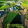Auf diesem grünen Feld im Vordergrund soll das neue Innovationszentrum „Vias“ zwischen Villingen und Schwenningen gebaut werden. Es ...