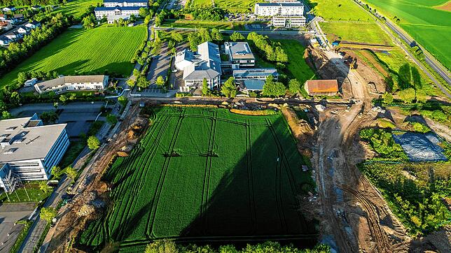 Auf diesem grünen Feld im Vordergrund soll das neue Innovationszentrum „Vias“ zwischen Villingen und Schwenningen gebaut werden. Es ...