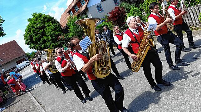 Bild 12: Festumzug am Gmeindshus Oberlauchringen – Höhepunkt des 4-tägigen Bezirksmusikfest