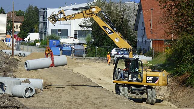 In der Eisenbahnstraße führt die Baufirma Storz derzeit die Tiefbauarbeiten im zweiten Bauabschnitt aus. Im Hintergrund ist das Gebäude ...