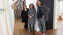Museumsleiterin Simone Jung (Mitte) eröffnet im 2-Raum des Museums Art Plus zusammen mit dem Künstlerpaar Ariane Faller und Mateusz ...