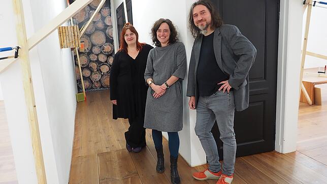 Museumsleiterin Simone Jung (Mitte) eröffnet im 2-Raum des Museums Art Plus zusammen mit dem Künstlerpaar Ariane Faller und Mateusz ...