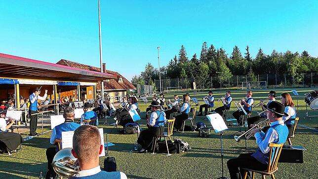 Einen außergewöhnlichen Auftritt gibt es für die Gütenbacher Musikkapelle auf dem Fußballplatz des FC 04.
