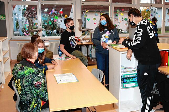 Im Klassenzimmer der Klasse 8b der Gemeinschaftsschule Mönchweiler ist man sich einig. Die Maskenpflicht stößt auf wenig Gegenliebe.