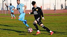 Ardian Neziri (rechts, SV Mühlhausen) auf dem Weg zum 2:0. Am Ende besiegte der SV Mühlhausen verdient den FC Anadolu Radolfzell mit 4:0.