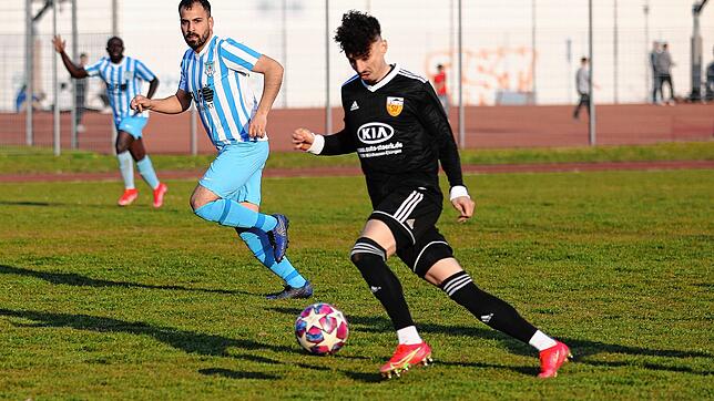 Ardian Neziri (rechts, SV Mühlhausen) auf dem Weg zum 2:0. Am Ende besiegte der SV Mühlhausen verdient den FC Anadolu Radolfzell mit 4:0.