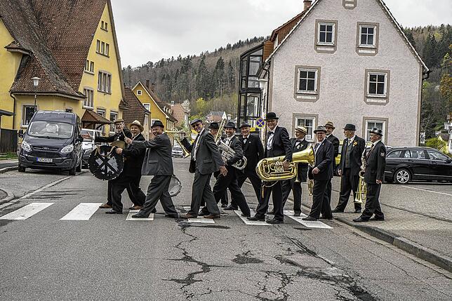 Nicht die Abbey Road, aber eine badische Combo wie „D‘Alläfänzigä“ hat auch ihren Spaß auf dem Zebrastreifen der ...