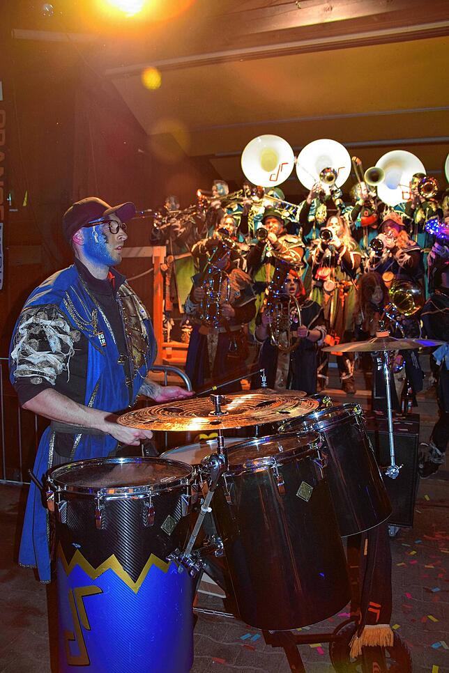 Bild 10: Gigantische Partynacht in Nöggenschwiel: 700 Guggenmusiker rocken mit DJs in drei Zelten!