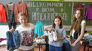 Sechster Kleiderkreisel am Bildungszentrum (von links): Franziska, Marie und Daryna aus der Klasse 5a freuen sich über ihre so gut wie ...