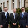 Manfred Wolf (Mitte) ist ab 1. Januar Heimleiter des Pflegeheims Haus Wartenberg in Geisingen. Links Landrat Sven Hinterseh, rechts der ...