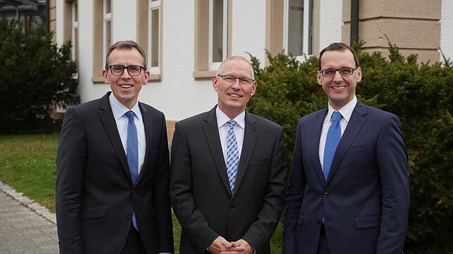 Manfred Wolf (Mitte) ist ab 1. Januar Heimleiter des Pflegeheims Haus Wartenberg in Geisingen. Links Landrat Sven Hinterseh, rechts der ...