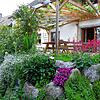 Wioletta Koch gibt einen Einblick in ihren persönlichen Garten. Dieser ist in verschiedene Bereiche unterteilt sowie tier- und ...