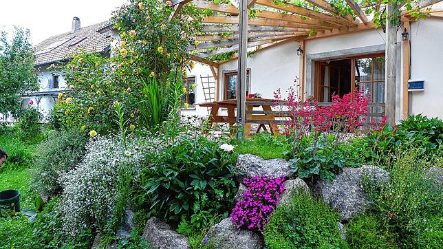 Wioletta Koch gibt einen Einblick in ihren persönlichen Garten. Dieser ist in verschiedene Bereiche unterteilt sowie tier- und ...