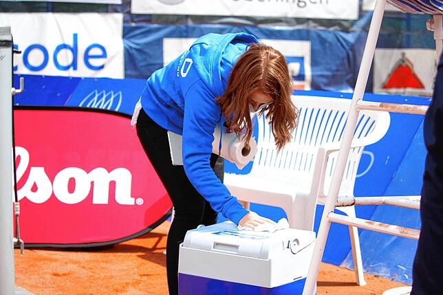Mitarbeiterin Nathalie Lemke desinfiziert nach einem Spiel die Utensilien, mit denen die Spieler in Kontakt kommen.