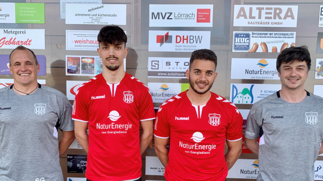 Zuwachs: Oberliga-Aufsteiger FV Lörrach-Brombach hat zwei neue Spieler verpflichtet. Von links Co-Trainer Sven Goronzi, die Neuen Nico ...