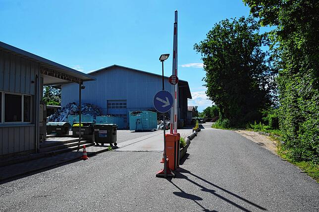Diese Schranke ist wieder regelmäßig offen. Es kommen noch neue Schilder mit dem neuen Namen Container-Marquardt. Links ist das ...