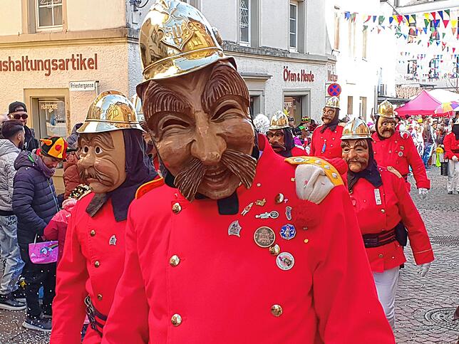 Bild 1: So bunt ist der Umzug beim großen Narrentreffen in Tiengen
