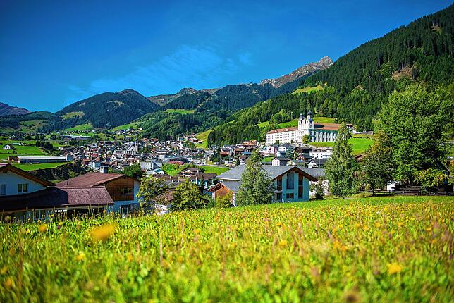 Auf dem Weg zum Lukmanierpass kommt man auch durch die schöne Bezirksstadt Disentis.