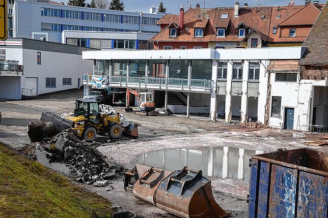 Im Februar 2022 wird damit begonnen, das alte Autohaus abzureißen.