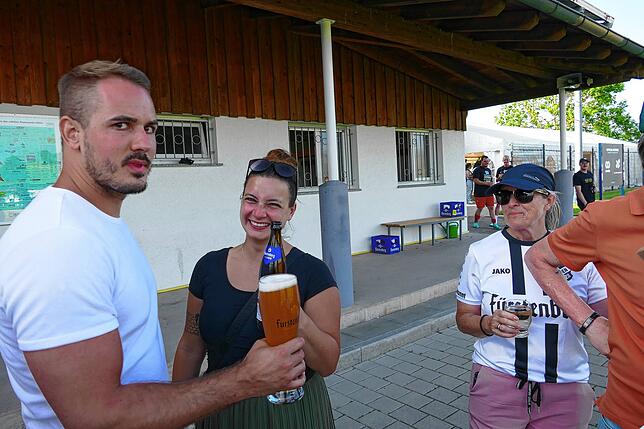 Bild 23: Bezirksligameister SV Aasen gewinnt zum Rundenabschluss mit 7:1 und feiert ausgelassen den Aufstieg