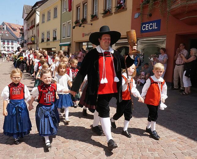 Mit Männle: Das Waldshuter Männle in den Reihen von Alt Waldshut hat beim Schwyzertags-Umzug seinen festen Platz.