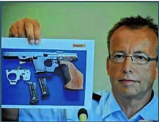 Michael Granzow von der Polizei Lörrach zeigt das Bild einer Walther Longrifle 22 mm. Eine solche Waffe wurde bei dem Amoklauf in ...