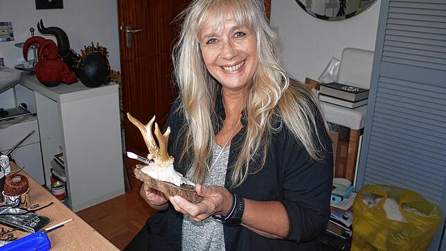 Sabine Müller-Schlingloff in ihrer Werkstatt. Basteln ist ihr größtes Hobby und ein wichtiger Ausgleich für sie.