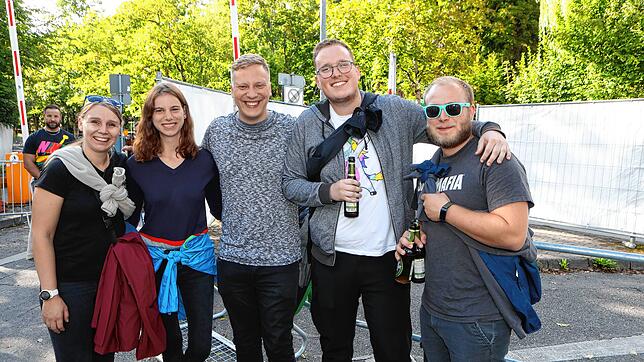 Bild 4: Tausende Fans kommen zu den Ärzten ins Bodenseestadion. Hier sind die Bilder des Abends