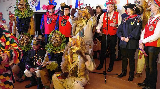 Narren aus dem Kreis Waldshut sind zu Gast bei Regierungspräsidentin Bärbel Schäfer.