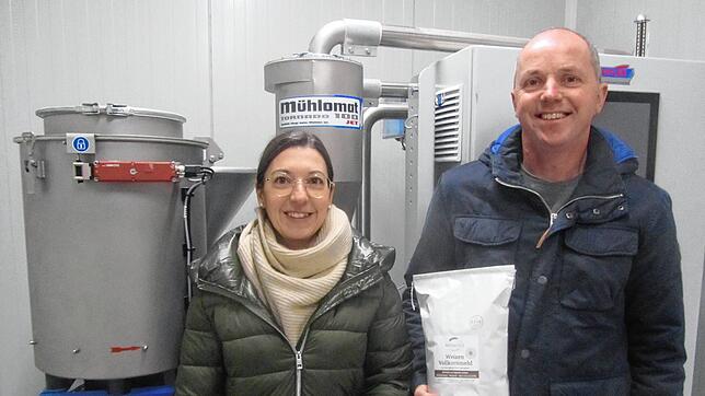 Mit der hofeigenen Mühle und weiterer moderner Technik produziert die Leipferdinger Familie Hall aus eigenem Getreide gesunde und ...