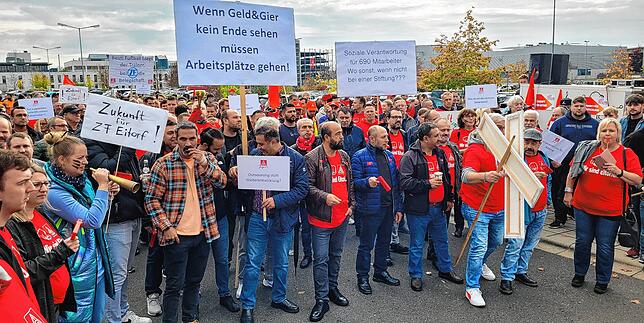 ZFler demonstrieren bei einer zentralen Solidaritätsveranstaltung in Schweinfurt im Jahr 2022. Die Arbeitszeiten wurden hier Ende ...
